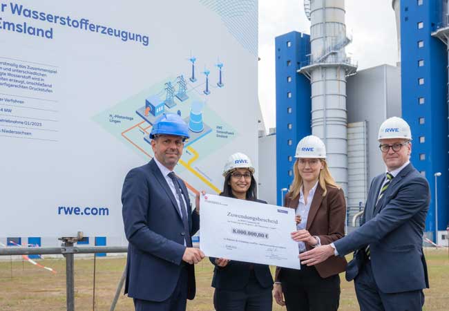 PB: Förderbescheidübergabe am Gaskraftwerk Emsland (Foto: RWE) Im Bild, von links: Lies (Minister*in für Umwelt, Energie, Bauen und Klimaschutz des Landes Niedersachsen), Sopna Sury (COO Hydrogen RWE Generation), Katja Wünschel (CEO Wind Onshore and Solar Europe & Australia, RWE Renewables) Nikolaus Valerius (Technischer Geschäftsführer RWE Nuclear GmbH)