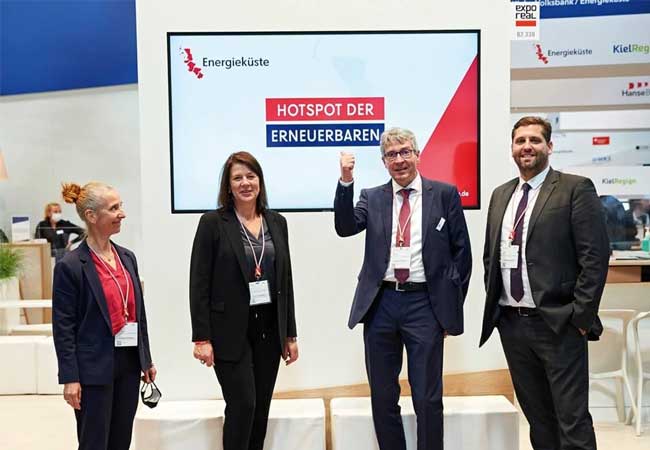 PB: Das Energieküsten-Team wirbt auf der Hannover Messe für Germany’s Green Energy Valley (v. l. n. r. Anette Fröhlingsdorf, Kirsten Voss, Dr. Matthias Hüppauff, Tilmann Meyer). / © Franzen / Energieküste