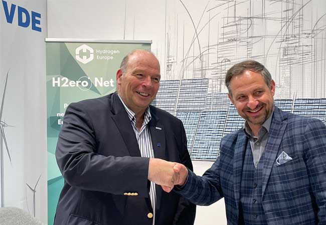 PB: Social Media Vertragsunterzeichnung zwei Partner