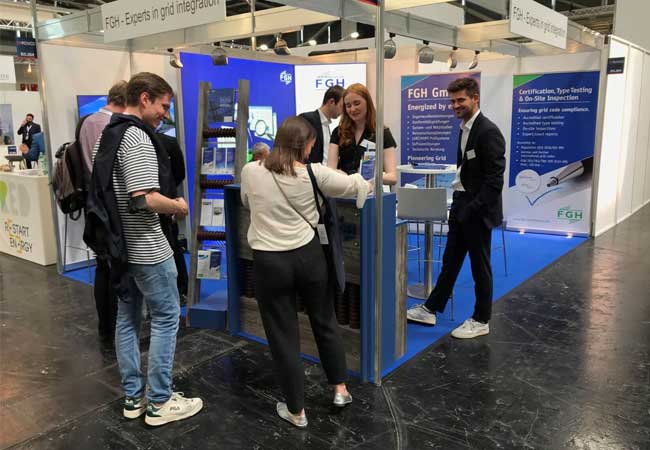 PB: Live und in Farbe: Nach zwei Jahren des mehrheitlich digitalen Miteinanders führte die FGH auf der EM Power intensive persönliche Gespräche mit 80 Besucherinnen und Besuchern. / © FGH