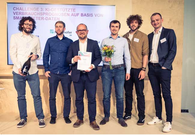 PB: Preisverleihung der Data4Grid-Challenge im Future Energy Lab in Berlin (von links): Jonas Koch (Fraunhofer IEE), Bendic Ritt (Stromnetz Hamburg), Dominik Jost (Fraunhofer IEE), Dominik Beinert (Fraunhofer IEE), Lukas Lenz (Stromnetz Hamburg) und Sebastian Fendel (umlaut). / © Maximilian Grosser