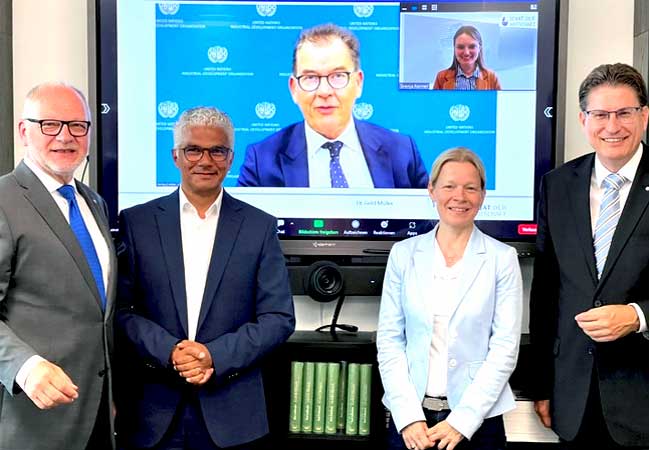 PB: V.l.n.r.: - Dr. Christoph Brüssel / Vorstandsvorsitzender Stiftung Senat der Wirtschaft - Ashok Sridharan (Juryvorsitzender) / Ehemaliger Oberbürgermeister der Bundesstadt Bonn und Präsident a.D. der globalen Organisation der Bürgermeister für Nachhaltigkeit - Prof. Dr. Estelle Herlyn / Professorin für Allgemeine Betriebswirtschaftslehre mit Schwerpunkt Beschaffung und Nachhaltigkeit (FOM Hochschule Düsseldorf) und Ökologia 2022 / Botschafterin der Ökologie 2022 - Norbert Streveld / Vorstandsvorsitzender Senat der Wirtschaft Deutschland Auf dem Bildschirm im Hintergrund: - Dr. Gerd Müller / Director General, United Nations Industrial Development Organization (UNIDO) und Bundesminister a.D. - Svenja Reimer / Wissenschaftliche Projektleiterin Nachhaltige Unternehmensführung beim Senat der Wirtschaft