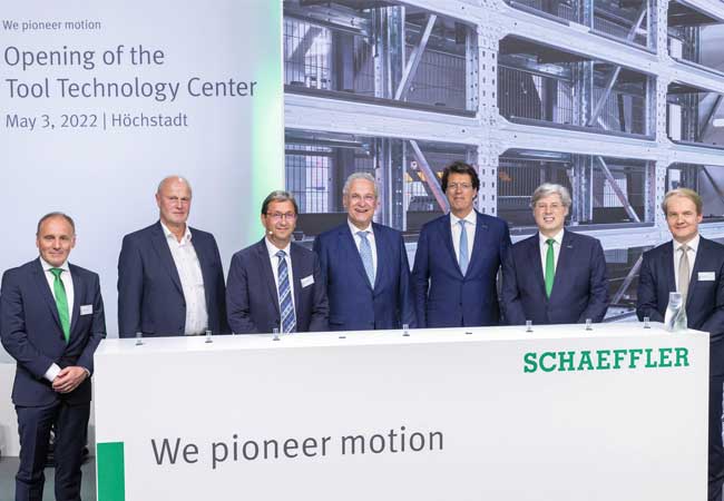 PB: Hans-Jürgen Ritter, Campus-Leiter Schaeffler-Höchstadt, Gerald Brehm, Erster Bürgermeister Stadt Höchstadt, Wilfried Schwenk, Leiter Werkzeugtechnologie Schaeffler AG, Joachim Herrmann, Bayerischer Staatsminister des Innern, für Sport und Integration, Klaus Rosenfeld, Vorsitzender des Vorstands der Schaeffler AG, Georg F. W. Schaeffler, Familiengesellschafter und Aufsichtsratsvorsitzender der Schaeffler AG, und Andreas Schick, Vorstand Produktion, Supply Chain Management und Einkauf der Schaeffler AG, (v. l.) eröffneten das neue Technologiezentrum und nahmen eine automatisierte Hartbearbeitungslinie in Betrieb.