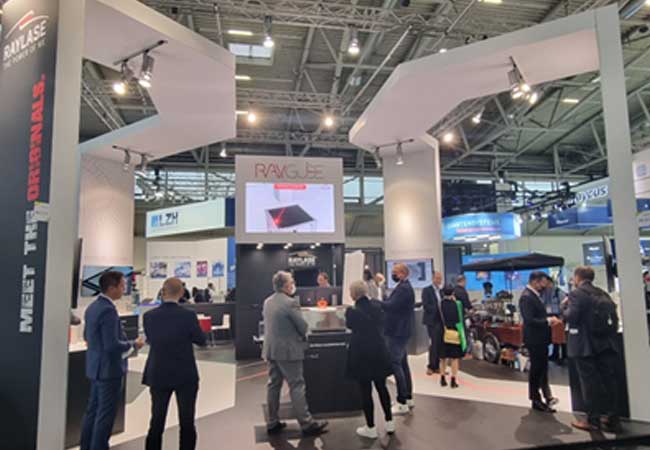 PB: Am RAYLASE-Messestand herrschte reges Interesse. Im Zentrum stand die Software-RAYGUIDE, die in vielen Branchen wie Solar, AM und Elektromobilität zum Einsatz kommt.