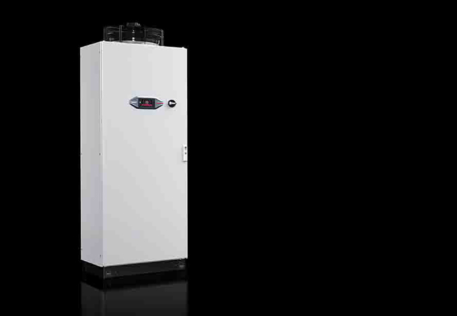 PB: Werkzeugmaschinen benötigen für exakte Metallbearbeitung punktgenaue Temperaturregelung mit Flüssigkeitskühlung. Die neuen Rittal TopTherm Chiller im VX25 Schaltschranksystem schaffen das auf kleinstem Fußabdruck und funktionieren dazu flexibel, platzsparend, vernetzbar und einfach in der Bedienung.