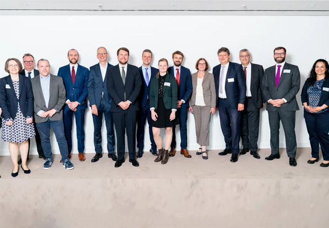 PB: German Norwegian Hydrogen Forum: Im Beisein von Norwegens Wirtschaftsminister Jan Christian Vestre (6.v.r.) signierten Vertreter*innen der norddeutschen Bundesländer und Norwegens die Vereinbarung.