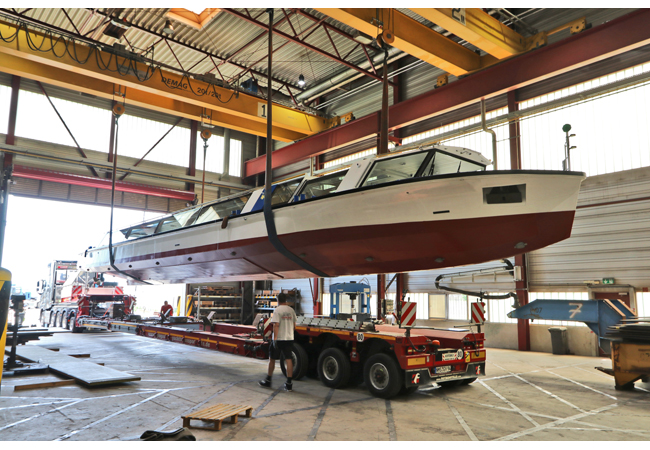 PB: Zuerich-Schiff / Per Schwerlasttransport ging das erste vollelektrische Fahrgastschiff für die Zürichsee-Schifffahrtsgesellschaft (ZSG) am Freitag (17.06.22) von Stralsund aus auf eine mehr als 1100 km lange Landreise nach Zürich in die Schweiz. / Foto: Ostseestaal/Peuß