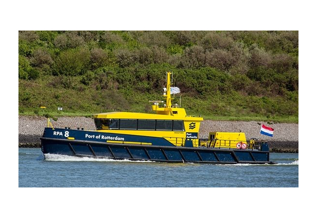 PB: Patrouillen-Fahrzeug im Hafen von Rotterdam
