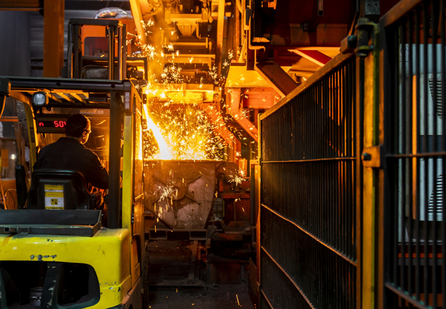 PB: Mit Hilfe der KI-Lösung TiA der Tvarit GmbH will die Eisengießerei Procast Guss mit Hauptsitz in Gütersloh ihren Energieverbrauch zukünftig senken. Gleichzeitig sollen die Gussprozesse systematisch und skalierbar weiter optimiert werden. Auf diese Weise will die Gießerei die aktuellen Herausforderungen in der Gießereibranche bewältigen. „Die steigenden Energiepreise sind existenzbedrohend für die Gießereibranche“, betont Florian Feddeck, geschäftsführender Gesellschafter der Procast Guss GmbH. „Der Fachkräftemangel und die wachsenden Anforderung an die Produktqualität fordern uns zusätzlich. Mit KI gehen wir völlig neue Wege, um diesen Herausforderungen zu begegnen.“ Die Software TiA erkennt Qualitäts-Abweichungen und Energieverluste frühzeitig und schlägt Optimierungsmaßnahmen vor. Das einmal erlernte Wissen kann sie auf weitere Maschinen und Produkte übertragen.  / ©: Procast
