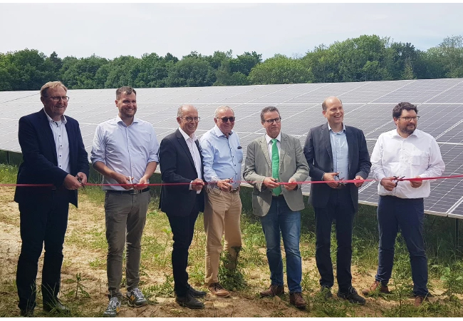 PB: Michael Grimm, Bürgermeister der Gemeinde Roigheim (r.); Markus Schnabel, Geschäftsführer der Landsiedlung Baden-Württemberg und WEBW Neue Energie GmbH (3. v. l.); Peter Hauk, Minister für Ernährung, Ländlichen Raum und Verbraucherschutz (3. v. r.); Sönke Tangermann, Vorstand der Green Planet Energy eG (2. v. r.); Dr. -Ing. Jochen Link., Geschäftsführer der KWA Contracting AG und WEBW Neuer Energie GmbH (r.) / Copyright: Sebastian Kögel/GOLDBECK SOLAR