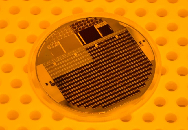 PB: Mithilfe einer neuen Antireflexbeschichtung ist es gelungen, die Effizienz der bisher besten Vierfachsolarzelle von 46,1 auf 47,6 Prozent zu erhöhen.