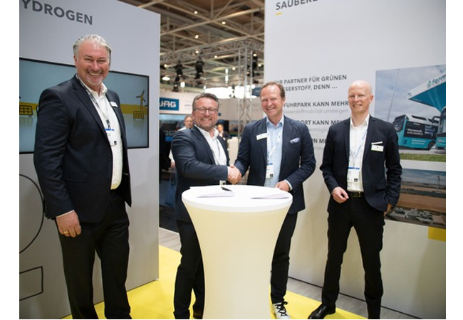 PB: Vertragsunterzeichnung auf der Hannover Messe (v.l.n.r.): Heinrich Gärtner, CTO GP JOULE, André Steinau, Geschäftsführer GP JOULE HYDROGEN, Frank Zimmermann, CFO H-TEC SYSTEMS und Marius Zasche, CTO H-TEC SYSTEMS (Foto: GP JOULE) 