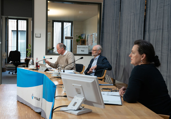 PB: Führten durch die virtuelle Generalversammlung der Windauf eG: (v. l. n. r.) Die Vorstände Henning von Stechow und Andreas Neukirch sowie die Aufsichtsratsvorsitzende Petra Wildenhain. Foto: Kai Jacobsen/Windauf eG