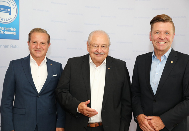 Im Rahmen eines Pressegesprächs nahm das ZDK-Präsidium Stellung zur aktuellen Lage im Kfz-Gewerbe: Vizepräsident Thomas Peckruhn, Präsident Jürgen Karpinski sowie Bundesinnungsmeister und Vizepräsident Wilhelm Hülsdonk (v. l. n. r.)