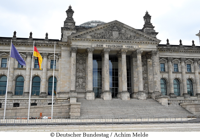 PB: Der "Deutsche Bundtag besetzt noch das kaiserliche Reichstagsgebäude" gut zu erkennen das Leitmotiv des Kaiserreiches: DEM DEUTSCHEN VOLKE / ©: Deutscher Bundestag, Ein weiterer Leitspruch auf jeder Münze aus dem Kaiserreich: "Gott mit uns"