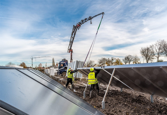 PB: Die größte Solarthermieanlage Deutschlands in Ludwigsburg/Kornwestheim. In mehreren deutschen Fernwärmenetzen entstehen derzeit große Kollektorfelder.