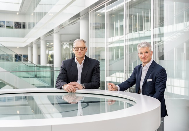 PB: Die Geschäftsführung der Trianel GmbH: v. l. n. r.: Dr. Oliver Runte (Geschäftsführer), Sven Becker (Sprecher der Geschäftsführung)  Bildrechte: Trianel GmbH / Fotograf: Dirk Moll