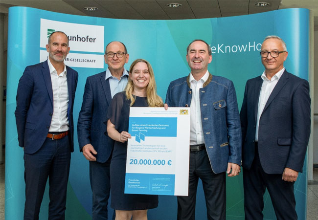 PB: Förderbescheidübergabe in Freising: (v.l.n.r.) Prof. Raoul Klingner, Direktor Forschung der Fraunhofer-Gesellschaft, Prof. Albert Heuberger, Institutsleiter IIS, Prof. Amelie Hagelauer, Institutsleiterin EMFT, Hubert Aiwanger, Bayerischer Staatsminister für Wirtschaft, Landesentwicklung und Energie, Stellvertretender Ministerpräsident und Prof. Jens-Peter Majschak, Institutsleiter IVV. / © Fraunhofer/Markus Juergens