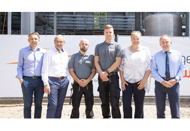 PB: V.l. Samuel Kocher, Geschäftsführer der Caliqua AG, Dr. Frank Golletz, technischer Geschäftsführer der 50Hertz Transmission GmbH, Benjamin Friedel und Hendrik Alpen von der Groth & Co. Bauunternehmung GmbH, Kirsten Fust, Geschäftsführerin der Hamburger Energiewerke GmbH und Michael Pollmann, Staatsrat für Umwelt, Klima, Energie & Agrarwirtschaft beim Richtfest für die Power-to-Heat-Anlage in Wedel.