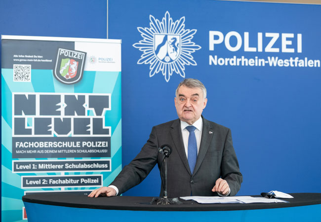 PB: NRW-Innenminister Herbert Reul - Vorstellung Fachoberschule Polizei / ©MSB NRW