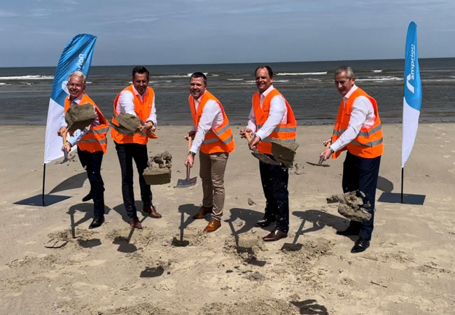PB: Auf Norderney setzten Dr. Carsten Lehmköster, Umweltminister Olaf Lies, Bürgermeister Frank Ulrichs, Dr. Hendrik Neumann und Peter Barth (v.l.n.r.) symbolisch den Spaten an.