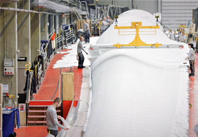 PB: Das RecyclableBlade, das weltweit erste Rotorblatt für Windkraftanlagen, das am Ende seines Lebenszyklus recycelt werden kann, wird in der Blattfabrik von Siemens Gamesa in Aalborg, Dänemark, hergestellt.