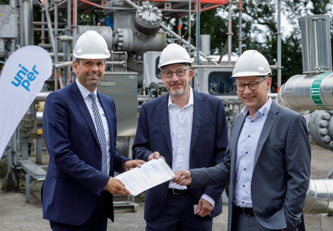 PB: Im Namen von Uniper Energy Storage nahmen Frank Holschumacher (Prokurist/Vice President Operational Performance Storages) (Mitte) und Johann Westerbuhr (Leiter Asset Group North) (rechts) den Förderbescheid von Niedersachsens Umweltminister Olaf Lies (links) entgegen. (Fotograf Andreas Burmann)