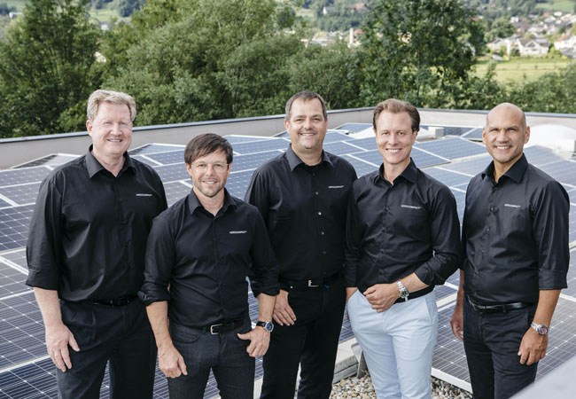 PB: Mathias Muther (4. v.l.n.r.), Eigentümer und AR-Vorsitzender, mit dem erweiterten Management Board Dirk Morbitzer, Christian Ganahl, Manfred Ganahl (v.l.n.r.) und Gustavo Edinger (5. v.l.n.r.). Nicht auf dem Bild ist Stefan Schäfer. / ©: Lisa Mathis/AEROCOMPACT