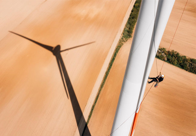 Inspekteur von ENERTRAG Betrieb bei einer Rotorblattinspektion © ENERTRAG Betrieb GmbH