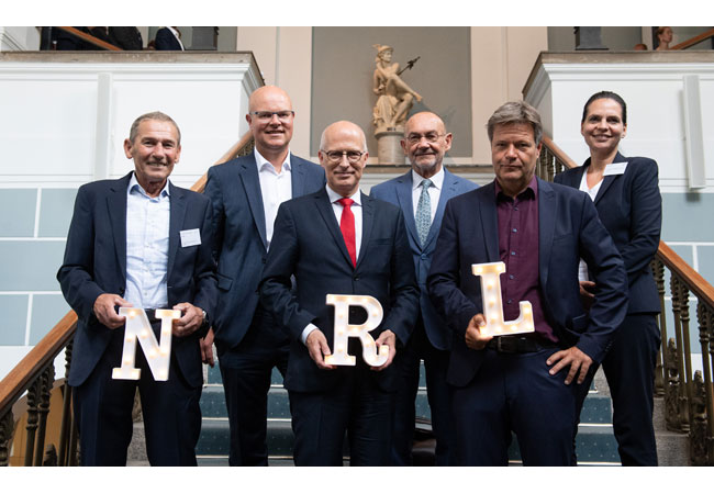 Bildunterschrift (vlnr.): Prof. Dr. Werner Beba, NRL-Projektkoordinator & Leiter CC4E der HAW Hamburg; Tobias Goldschmidt, Minister für Energiewende, Klimaschutz, Umwelt und Natur, Schleswig-Holstein; Dr. Peter Tschentscher, Erster Bürgermeister der Freien und Hansestadt Hamburg; Prof. Norbert Aust, Präses der Handelskammer Hamburg; Dr. Robert Habeck, Vizekanzler sowie Bundesminister für Wirtschaft, Energie und Klimaschutz; Ines Jesse, Staatssekretärin im Ministerium für Wirtschaft, Infrastruktur, Tourismus und Arbeit, Mecklenburg-Vorpommern