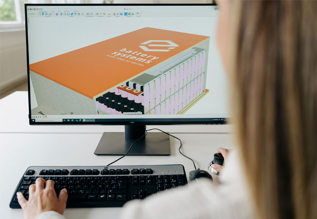 PB: Entwicklung bei e.battery systems in Wolfurt / Das Vorarlberger Unternehmen e.battery systems entwickelt am Firmensitz in Wolfurt maßgeschneiderte Batteriesysteme für internationale Kunden. Das Technologie-Unternehmen startet nun eine Kooperation mit dem indischen Batteriehersteller Amara Raja Batteries. / ©: Foto: Martin Schachenhofer. 