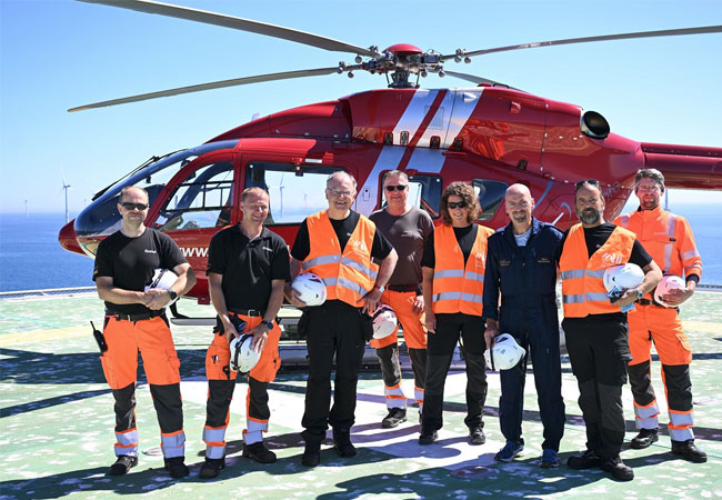 PB: Ministerpräsident*in Weil und Jörg Kubitza, Geschäftsführer von Ørsted, trafen Mitarbeiter*innnen von Ørsted auf der Umspann-Station von Borkum Riffgrund 2 | Foto: STK/M. Assanimoghaddam