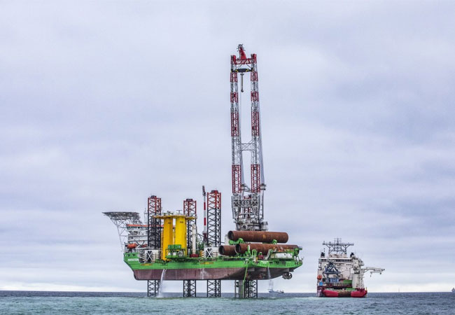 PB: Vor der Küste von Saint-Nazaire werden Monopiles aus Qualitätsstahl von Dillinger im Meeresboden verankert. / © Dillinger
