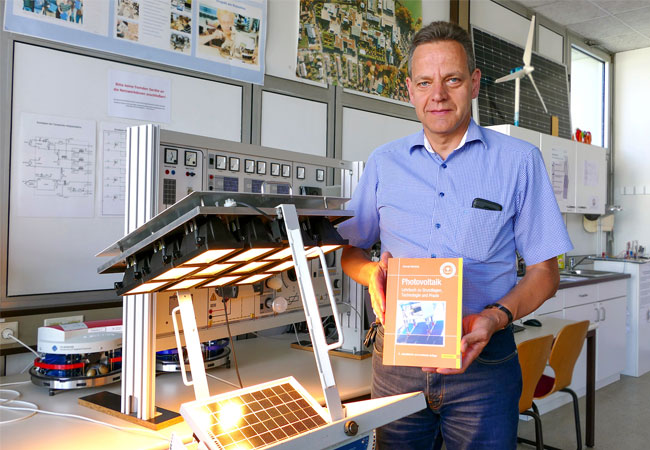 PB: Prof. Dr. Konrad Mertens hat die sechste Auflage seines Werks „Photovoltaik: Lehrbuch zu Grundlagen, Technologie und Praxis“ herausgegeben. (Foto: FH Münster/Jana Bade) 