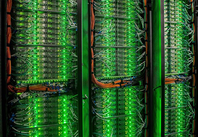 PB: Numerische Simulationen in der Windenergieforschung erfordern enorme Rechenleistung. Ein Teil der Fördermittel des MOUSE-Projekts wird für den Ausbau eines Hochleistungsrechenclusters verwendet. / Numerical simulations in wind energy research require enormous computing power. Part of the funding for the MOUSE project will be used to expand a high-performance computing cluster. / Photo: University of Oldenburg