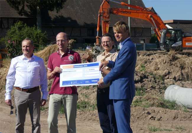 PB: Preis- und Scheckübergabe im Neubaugebiet.