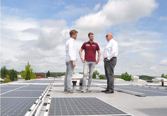 PB: OSNATECH-Besuch auf dem Dach. Malte Sulkiewicz (li.) und Matthias Mittelviefhaus (re.) ließen sich die PV-Anlage von Sebastian Berner vor Ort zeigen.