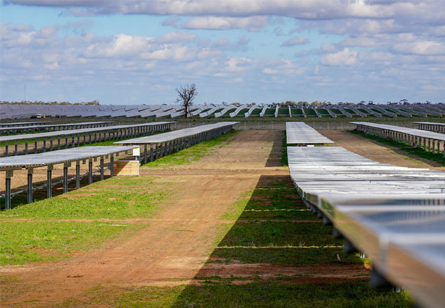 PB: Im australischen Bundesstaat New South Wales hat RWE Renewables Australia mit Limondale ein PhotovoltaikKraftwerk errichtet, das auf einer Fläche von 900 Hektar mit circa 872.000 PV-Modulen genug Leistung erbringt, um über 100.000 Haushalte mit grünem Strom zu versorgen. / Foto: RWE / © Ormazabal GmbH