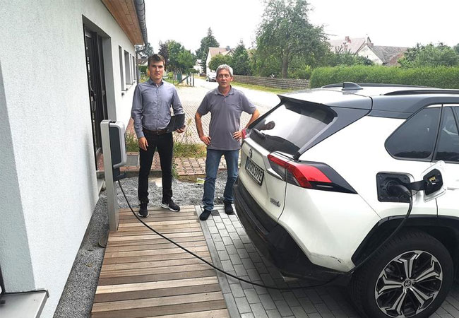 PB: Vincent Gramlich, wissenschaftlicher Mitarbeiter des Fraunhofer FIT (links) und Thorsten Zoerner, Geschäftsführer der StromDAO (rechts), in Elsterheide. / © StromDAO