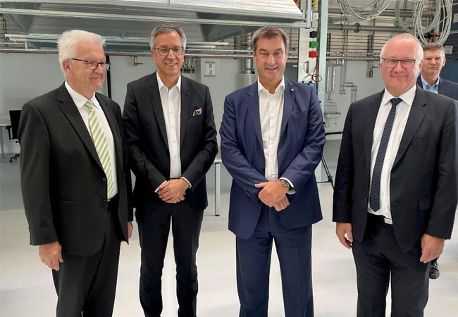 PB: Austausch zu den Themen Wasserstoff und Brennstoffzellen in Ulm: Ministerpräsident*in Kretschmann, ZSW-Vorstand Professor Markus Hölzle, Ministerpräsident*in Söder, ZSW-Vorstand Professor Michael Powalla (v.l.n.r.). Foto: ZSW