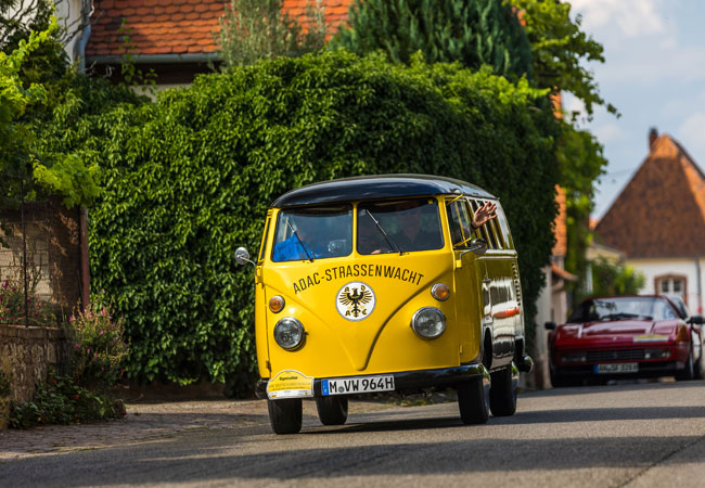Der ADAC ist mit den VW Bulli mehr als 2.200 Kilometer mit einem E-Fuel unterwegs. / Bildrechte: ADAC / Fotograf: Arturo Rivas