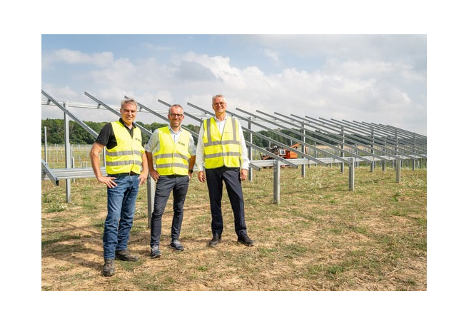 PB: Landwirt und Unternehmer Dietrich Twietmeyer (hier links im Bild) hat Großes vor. Auf 170 Hektar entsteht der Solarpark "Boitzenburger Land" mit 180 MW Leistung. Projektpartner sind unter anderem die Mainova AG und GP JOULE. Im Sommer haben die Bauarbeiten begonnen. Welche Flächen für den Park genutzt werden und welche Rolle das subventionsfrei realisierte Projekt für Region und Klima spielt.
