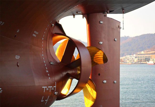 PB: Daniel Düsentrieb-Moment für die Schifffahrt: Becker Mewis Duct (BMD) nennt sich die Erfindung, mit der die Ingenieure Friedrich Mewis und Dirk Lehmann den Schiffbau auf Klimakurs gebracht haben: Eine Düse mit integrierten Strömungsleitflächen, die vor einem Propeller montiert wird – bis zu 60 Tonnen schwer, bis zu sieben Meter im Durchmesser und produziert in zwei Hälften, die am Schiff zusammengeschweißt werden. Effekt: erheblich geringerer Brennstoffverbrauch und dadurch Ersparnis von Millionen Tonnen klimaschädlicher Treibhausgase. / ©: Dirk Lehmann