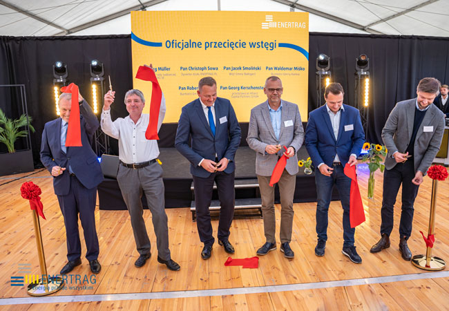 PB: (v.l.n.r.): Christoph Sowa (ENERTRAG, Abteilungsleiter Polen), Jörg Müller (ENERTRAG, Aufsichtsratsvorsitzender), Jacek Smolinski (Wójt/Bürgermeister der Landgemeinde Bialogard), Waldemar Misko (Bürgermeister Karlino), Robert Falana (Bürgermeister von Tychowo), Georg Kerschensteiner (Allianz)