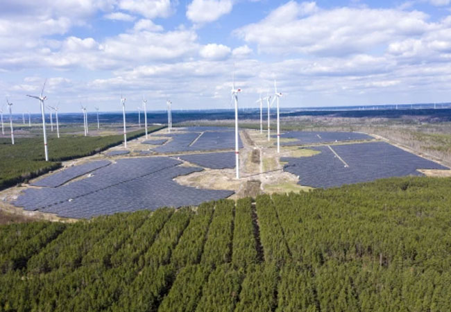 PB: Wind- und Solarkraftwerke: Energiepark-Übergabe in der Lausitz erfolgreich