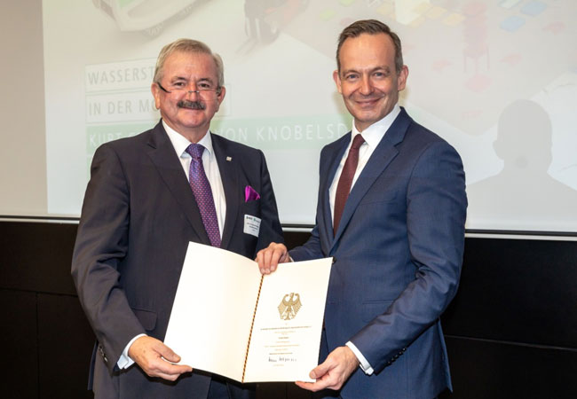 PB: Übergabe des Förderbescheids über rund 80 Mio. Euro von Bundesverkehrsminister Dr. Volker Wissing an Prof. Reimund Neugebauer, Präsident der Fraunhofer-Gesellschaft. / ©: Fraunhofer / Stefan Zeitz
