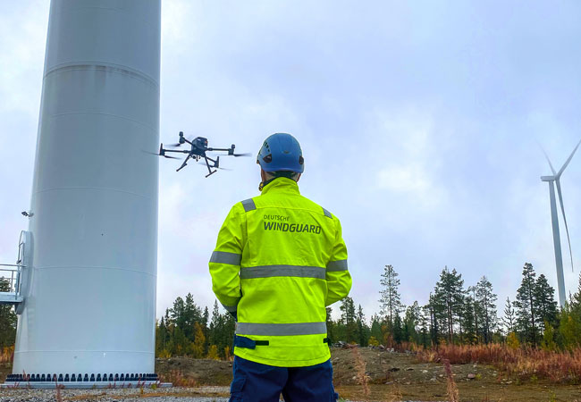 PB: Die Deutsche WindGuard Inspection GmbH hat ihr Portfolio an technischen Inspektio-nen für Windenergieanlagen (WEA) um In-spektionen per Drohne erweitert. Bei der berührungslosen Blitzschutzmessung kommt die innovative Technologie der TOPseven GmbH & Co. KG aus Starnberg zum Einsatz. / ©: Deutsche WindGuard