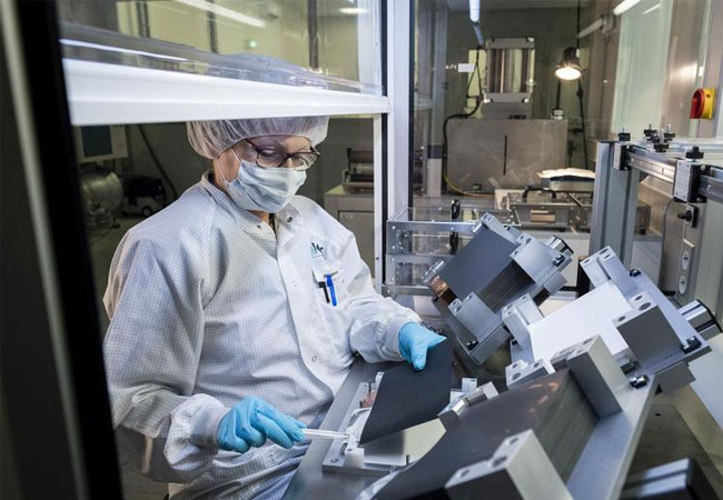 PB: Manuelle Zellfertigung im Batterietechnikum. Dieses bündelt die Kompetenzen des KIT entlang der gesamten Wertschöpfungskette von Batterien. (Foto: Markus Breig, KIT)