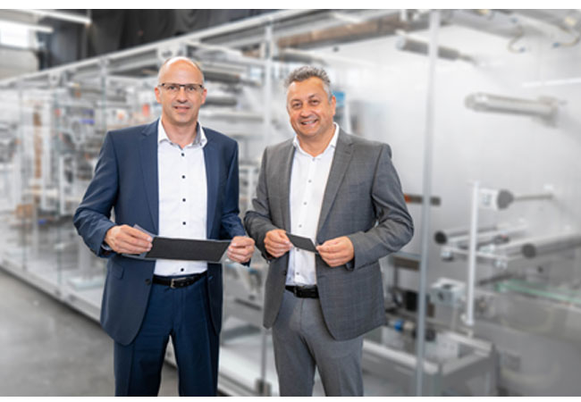 PB: Optima Life Science erhält Fördermittel vom Land, die in die Entwicklung eines Test-Converters fließen. Mit diesem können neue Ideen und Herstellprozesse für Brennstoffzellen schnell realisiert, optimiert und validiert werden. Jürgen Bareiß (Leiter des Geschäftsbereichs Optima Life Science, rechts) und Werner Volk (Business Development Manager bei Optima Life Science) präsentieren fertige Membran-Elektroden-Anordnungen (MEAs). (Quelle: Optima)
