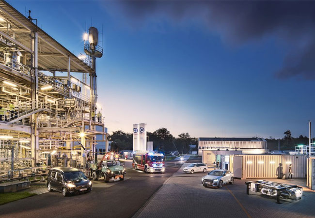 PB: ReFuels können jetzt in fast allen Fahrzeugen eingesetzt und in absehbarer Zeit in großen Mengen hergestellt werden. (Foto: Markus Breig und Amadeus Bramsiepe, KIT)